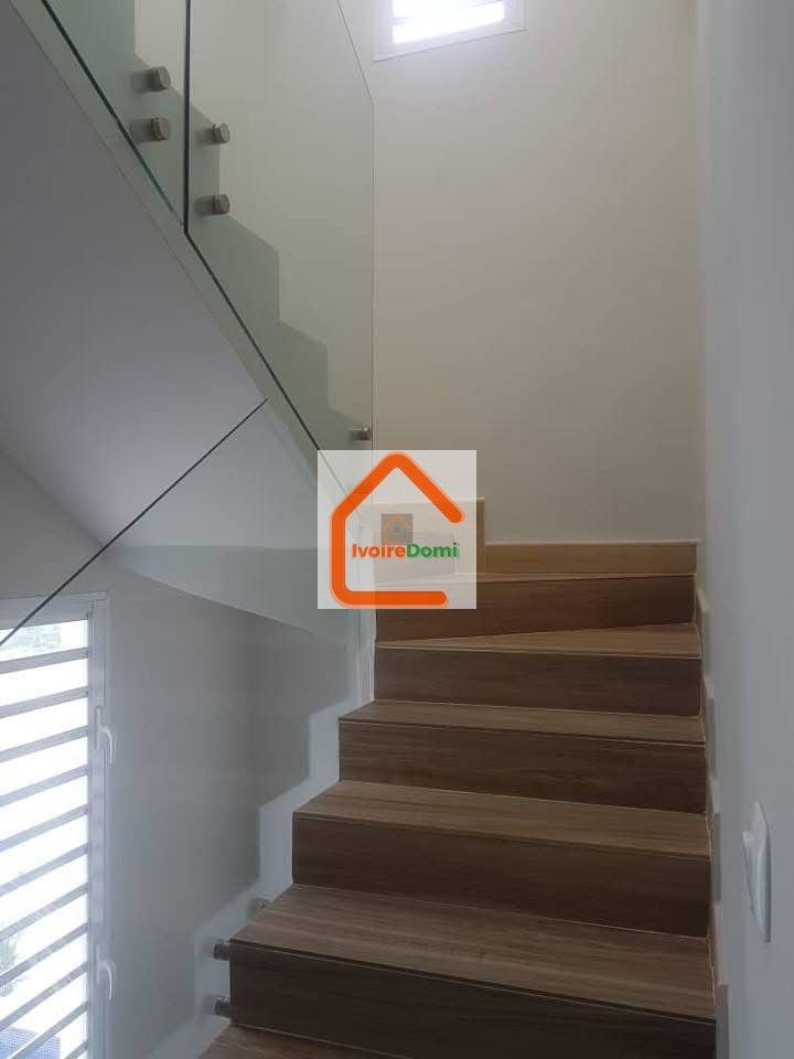 Nous mettons en location cette villa duplex à Cocody Rivièra 4 synacaci 2 !!!! Loyer: