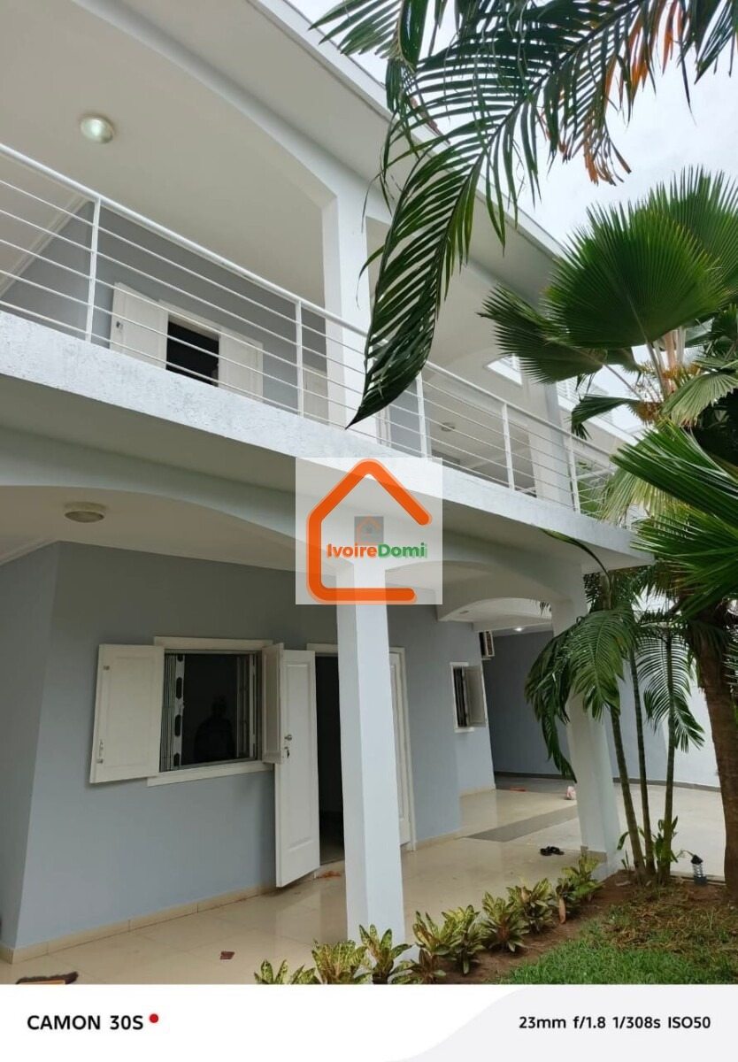 Cocody Riviera4 Mbadon Composition : 03 salons 02 cuisines 04 chambres