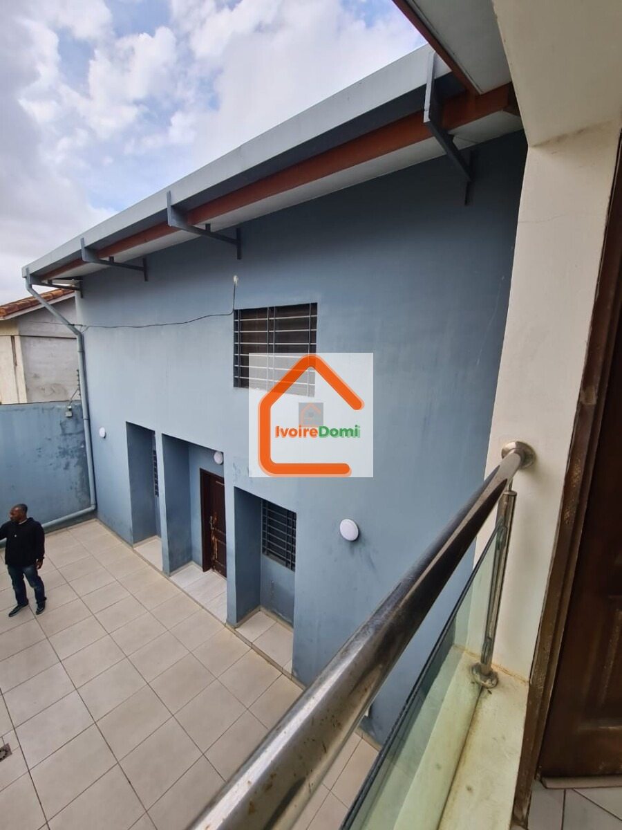 Disponible a angré nouveau chu cité harmonie une duplex composé de Deux grand salon