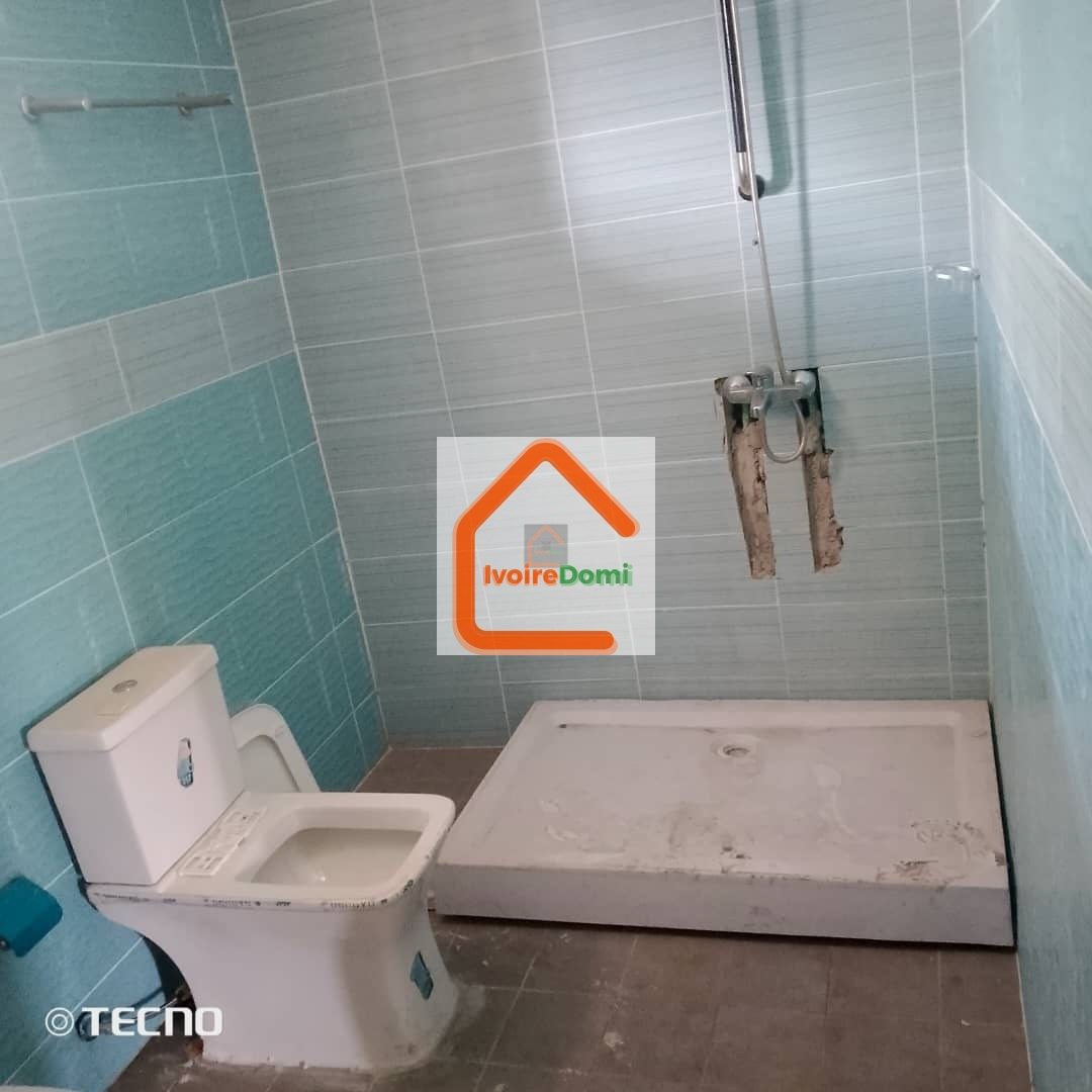 Appartement de 4 pièces à Cocody Vallon : – 3 chambres spacieuses – 1 grand salon