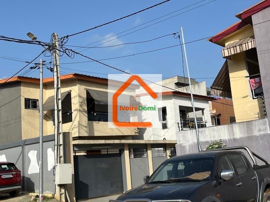 EN VENTE : Villa duplex moderne à vendre à Cocody Angré Nouveau CHU