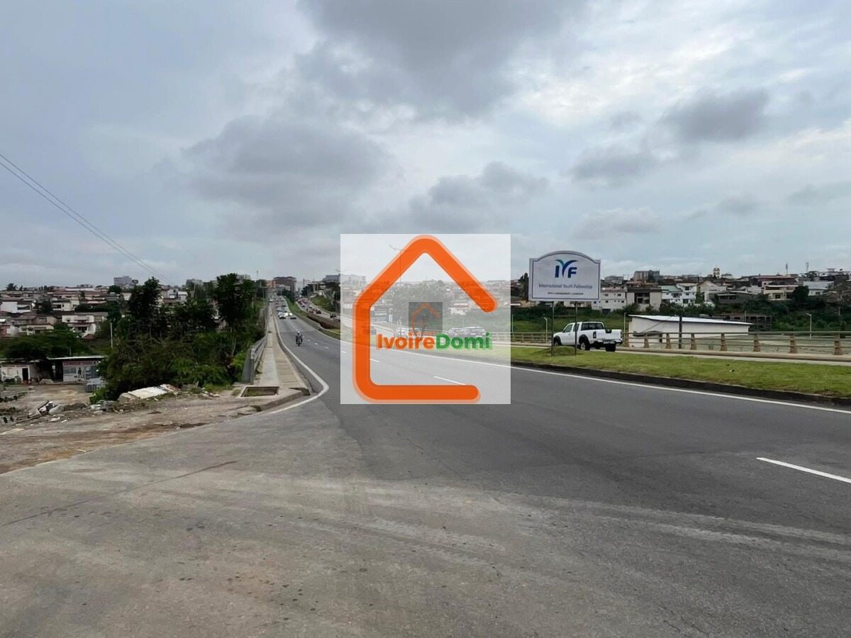 COCODY ANGRE CITÉ DIASPORA . -VILLA DUPLEX DE 8 PIÈCES AVEC UN SOUS- SOL