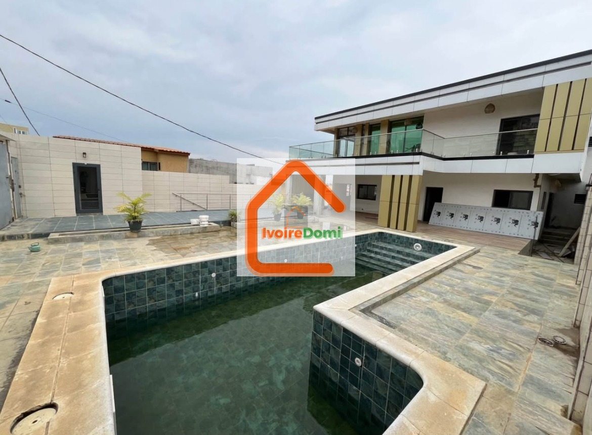 COCODY ANGRE CITÉ DIASPORA . -VILLA DUPLEX DE 8 PIÈCES AVEC UN SOUS- SOL