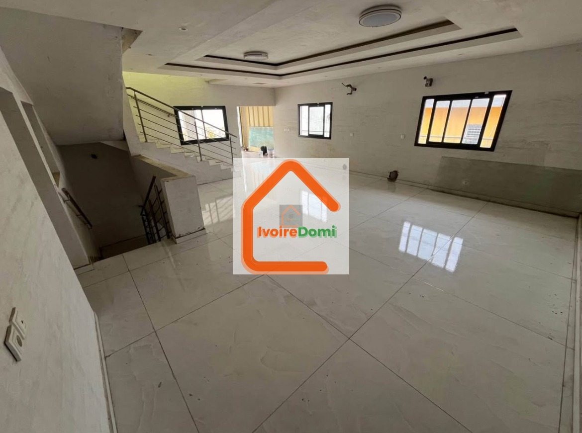 COCODY ANGRE CITÉ DIASPORA . -VILLA DUPLEX DE 8 PIÈCES AVEC UN SOUS- SOL