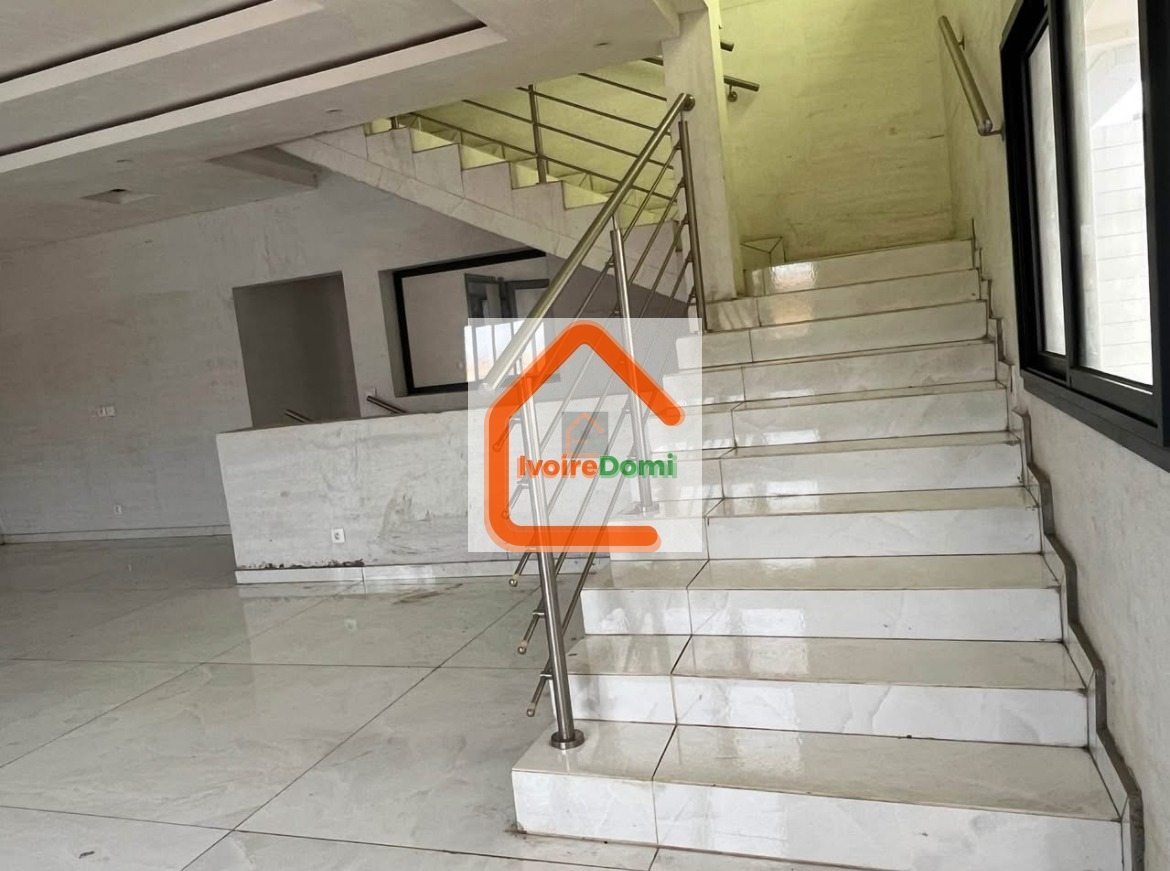COCODY ANGRE CITÉ DIASPORA . -VILLA DUPLEX DE 8 PIÈCES AVEC UN SOUS- SOL
