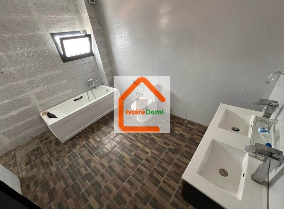 COCODY ANGRE CITÉ DIASPORA . -VILLA DUPLEX DE 8 PIÈCES AVEC UN SOUS- SOL