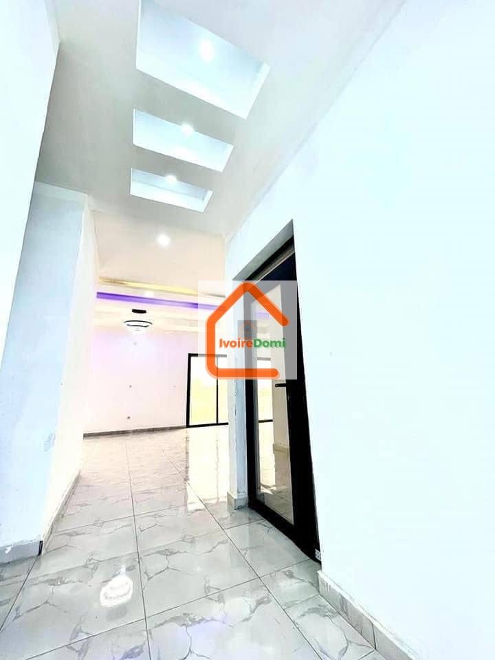 DIRECT COCODY ANGRÉ NOUVEAU CHU Un appartement de 5 pièces très bien situé