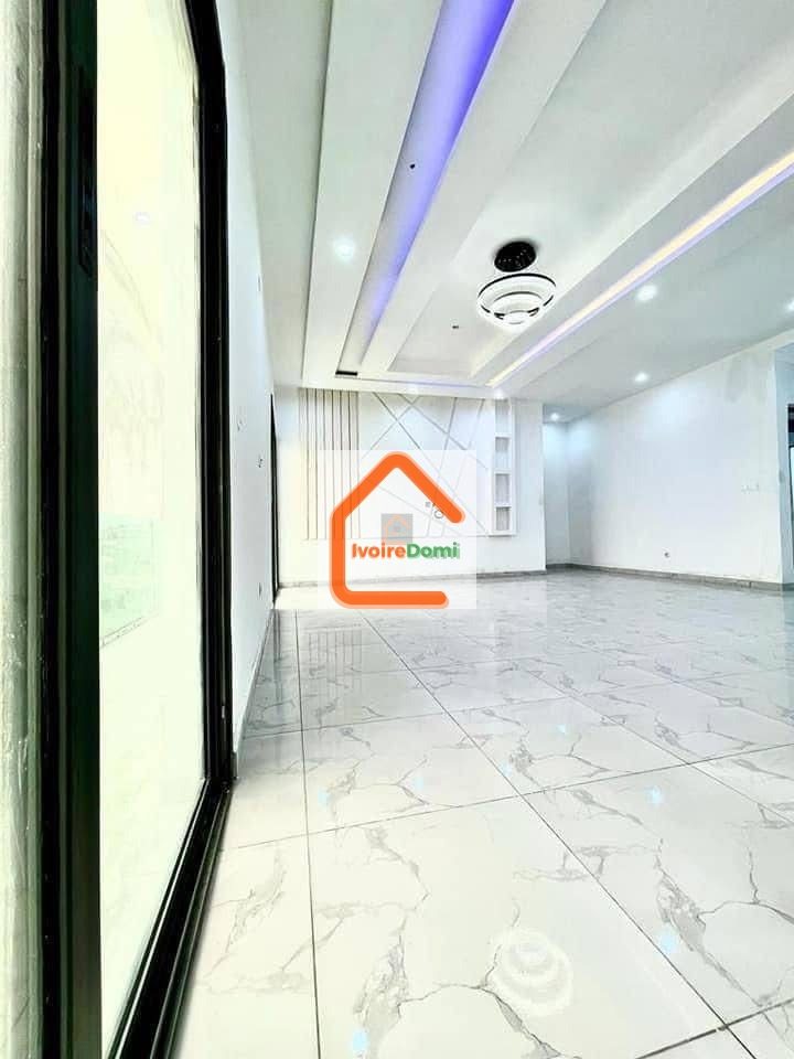DIRECT COCODY ANGRÉ NOUVEAU CHU Un appartement de 5 pièces très bien situé