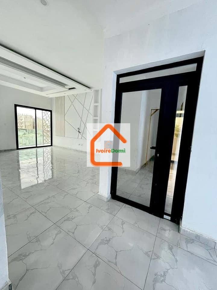 DIRECT COCODY ANGRÉ NOUVEAU CHU Un appartement de 5 pièces très bien situé