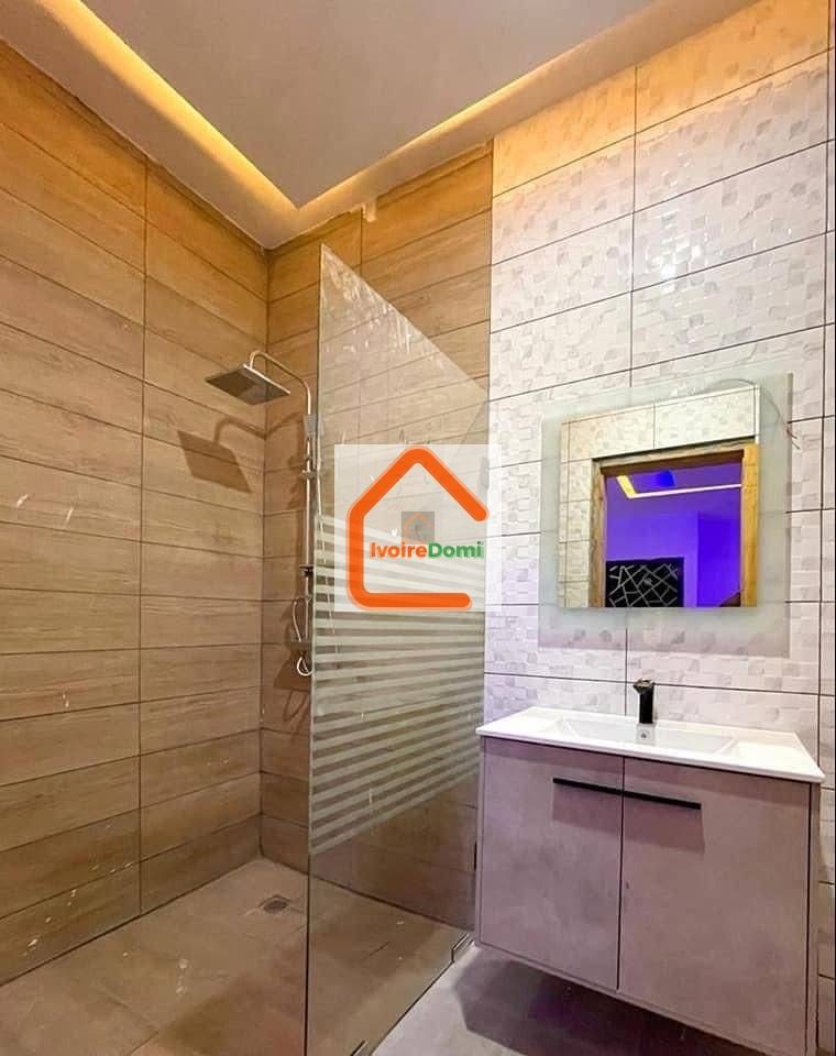 DIRECT COCODY ANGRÉ NOUVEAU CHU Un appartement de 5 pièces très bien situé
