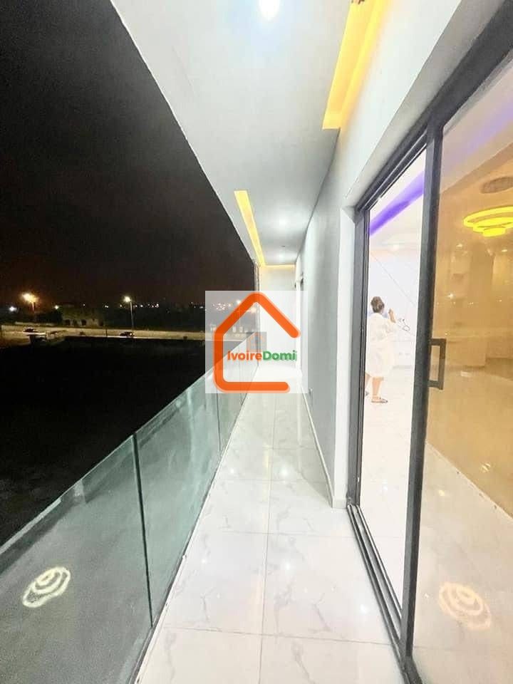 DIRECT COCODY ANGRÉ NOUVEAU CHU Un appartement de 5 pièces très bien situé