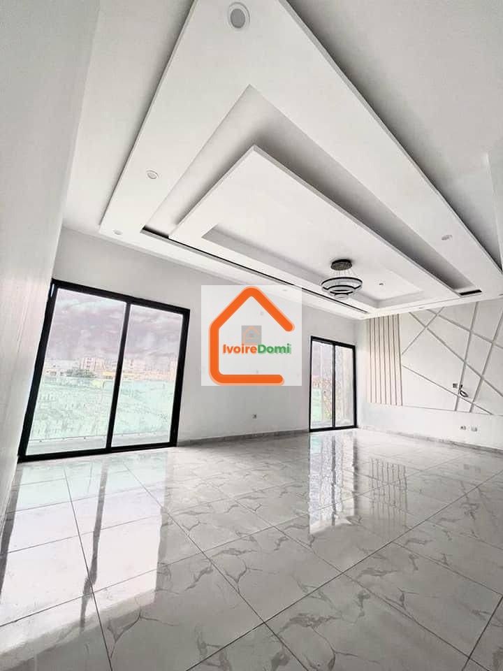 DIRECT COCODY ANGRÉ NOUVEAU CHU Un appartement de 5 pièces très bien situé