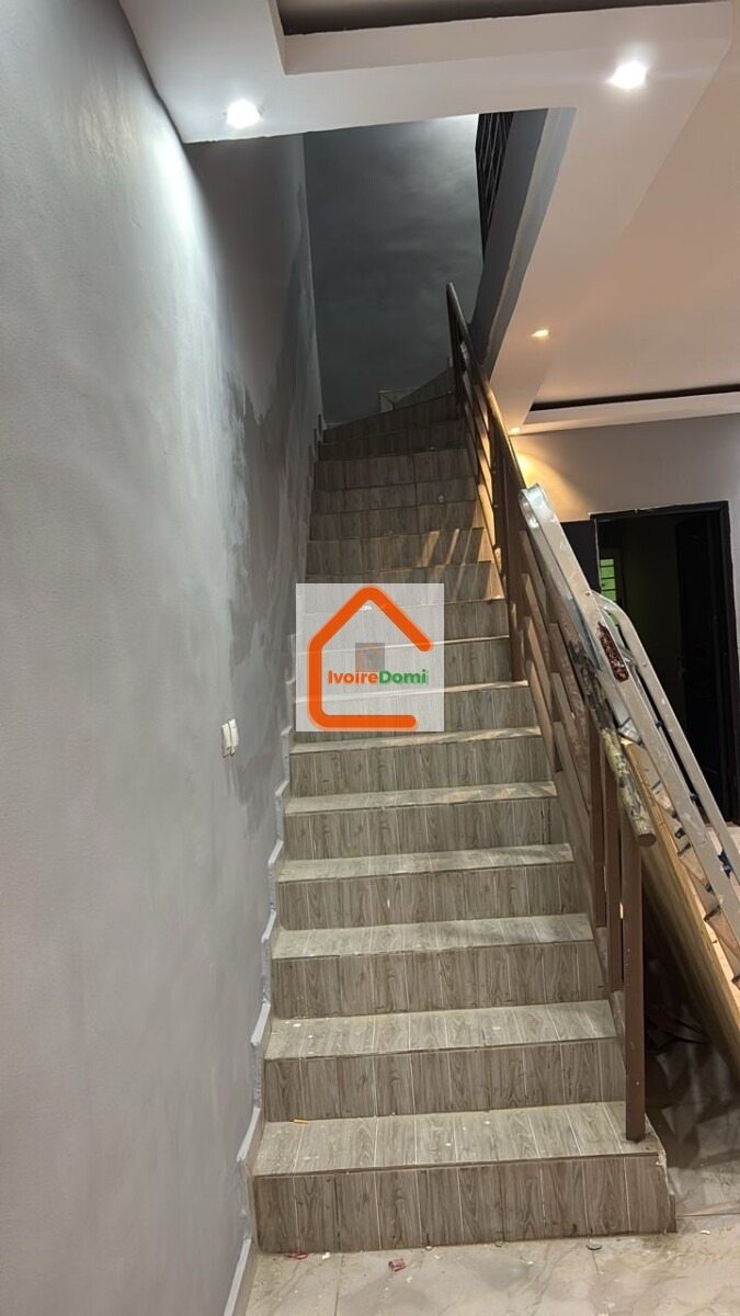 Disponible à angré nouveau chu Nouvelle construction Un duplex de 5p 4 chambres
