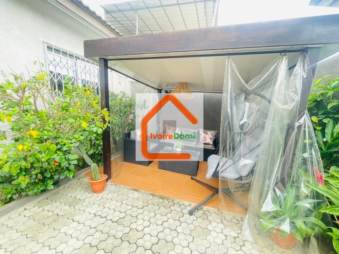 Villa basse haut standing de 3 pièces à louer dans l’immédiat avec les meubles à Cocody