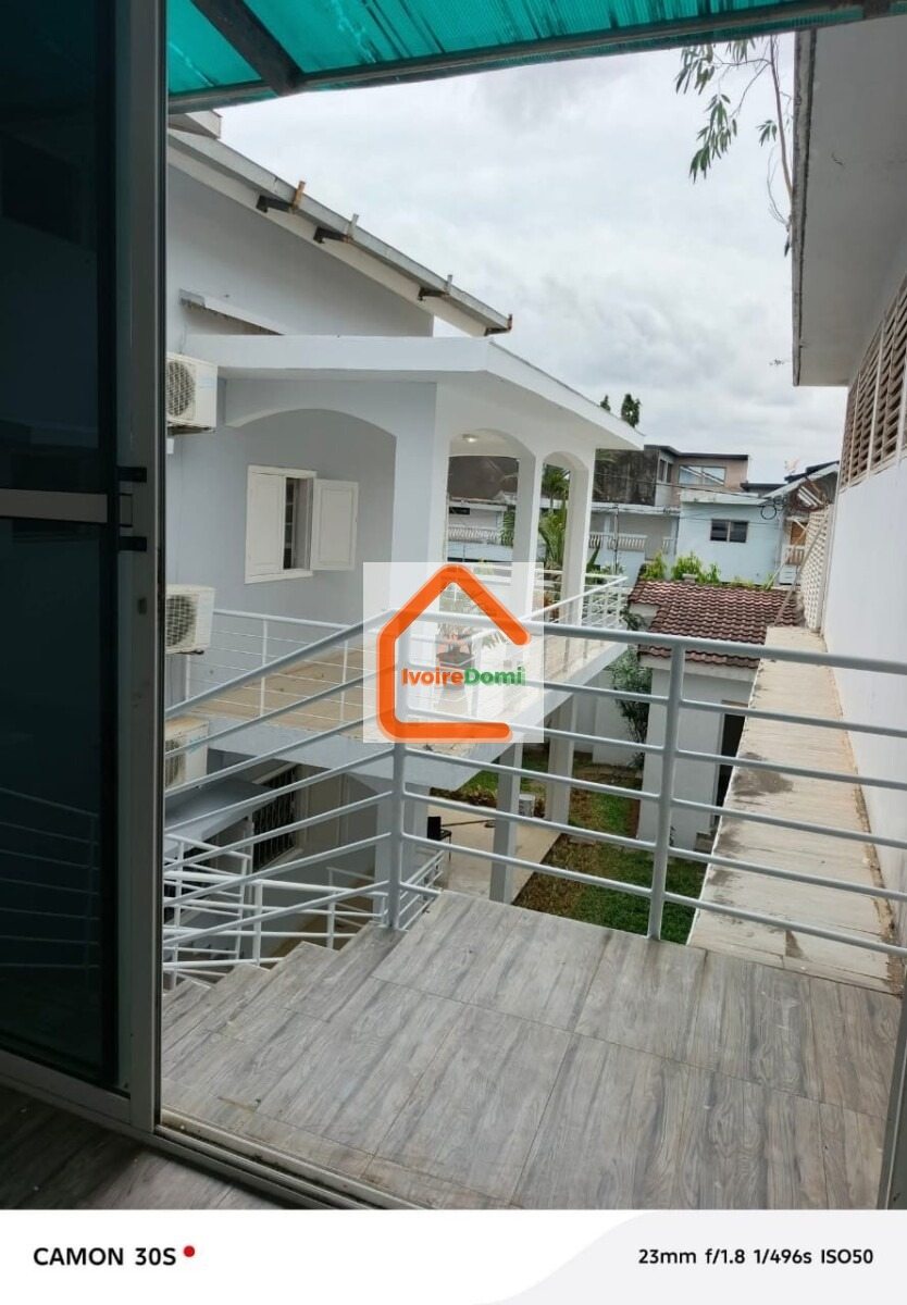 Cocody Riviera4 Mbadon Composition : 03 salons 02 cuisines 04 chambres