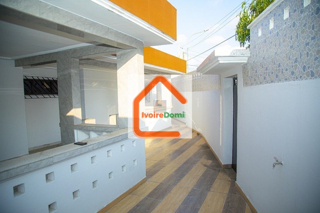 Une belle villa basse de 7 pièces prête à habiter en location. Située à Cocody