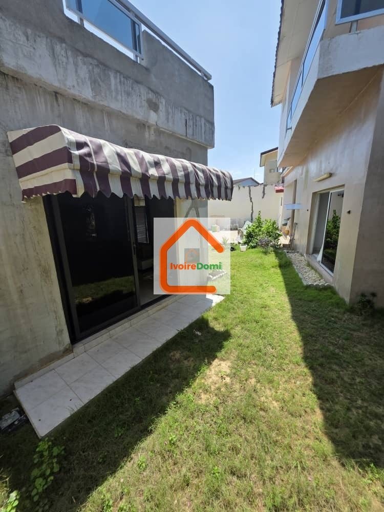 Duplex *6 pièces*( 4 chambres 2 salon 1 salle à manger) à louer à grand bassam