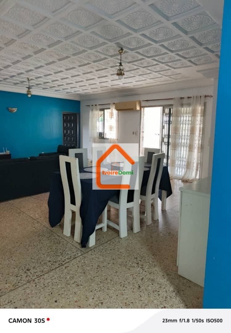 VILLA BASSE 5 PIÈCES Cocody Riviéra Bonoumin situé non loin d’Abidjan Mall