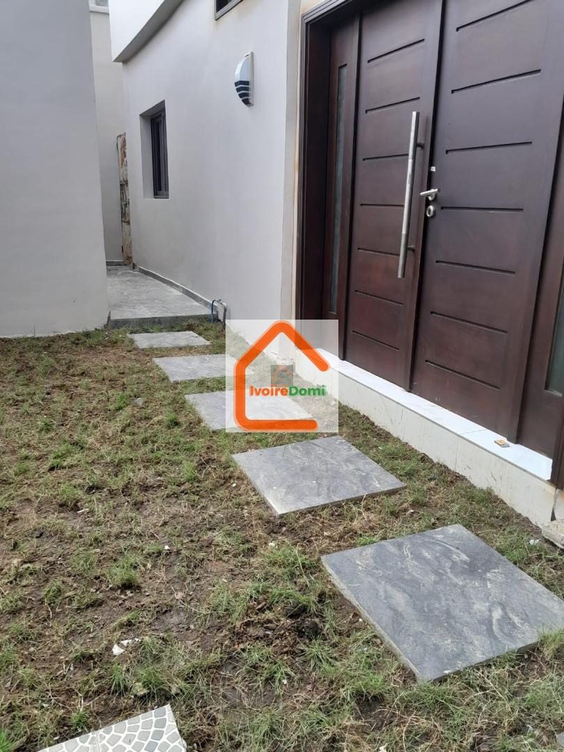 Location: Cocody Riviera 3 synacassi Villa duplex de 11 pièces : 5 chambres autonomes