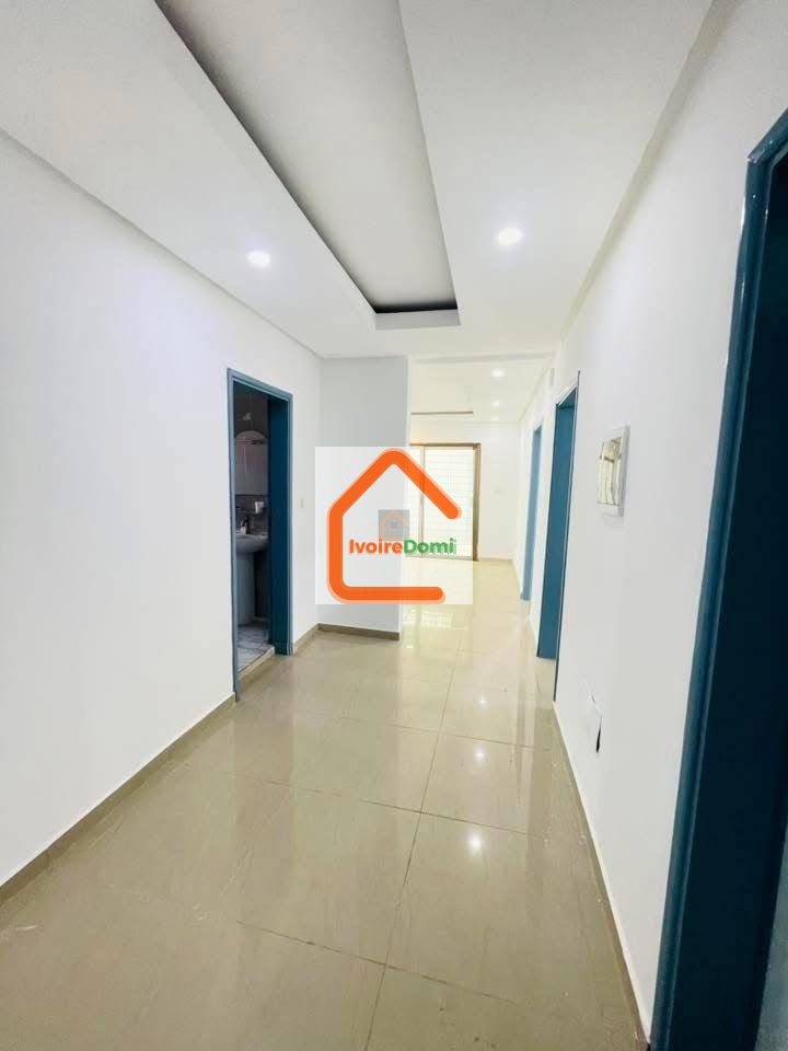 CÔTÉ DIVOIRE ( PORT-BOUET ) A LOUER VILLA 🏠 BASSE (04)PIÈCES ABIDJAN ROND POINT ANANI