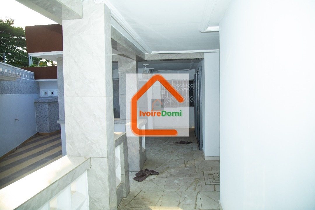 Une belle villa basse de 7 pièces prête à habiter en location. Située à Cocody