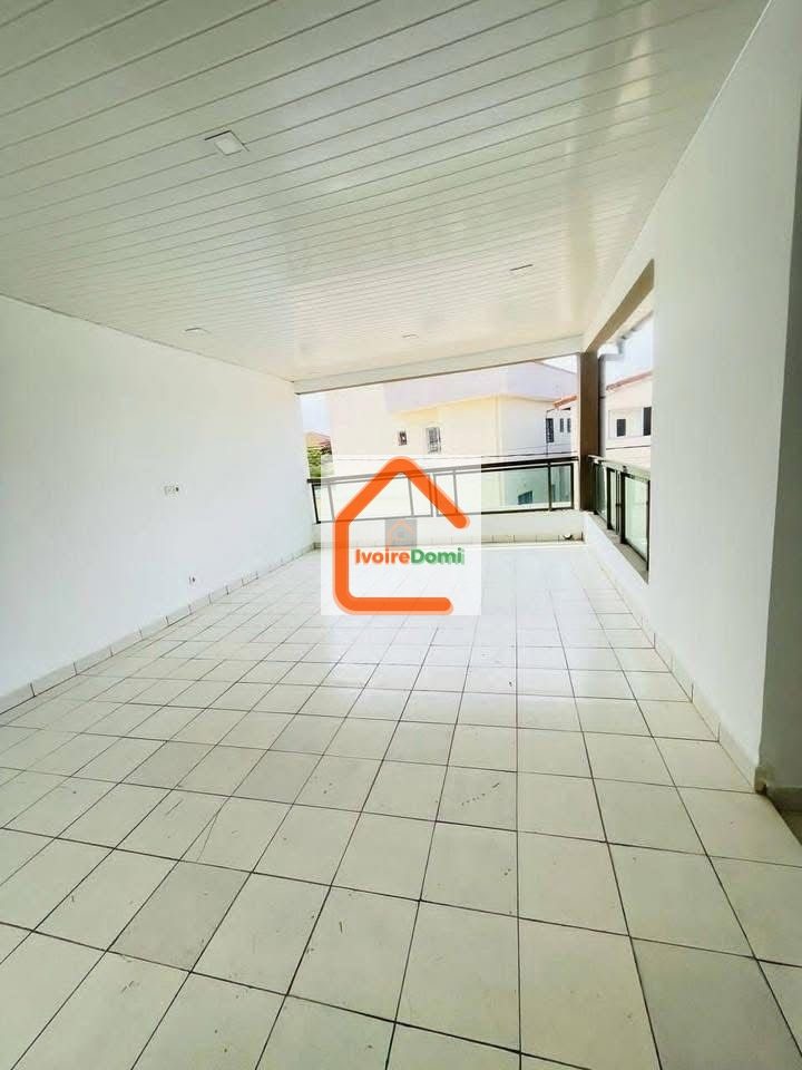 *Villa Duplex de Luxe à Louer sur la Route de Bassam* Nous vous proposons