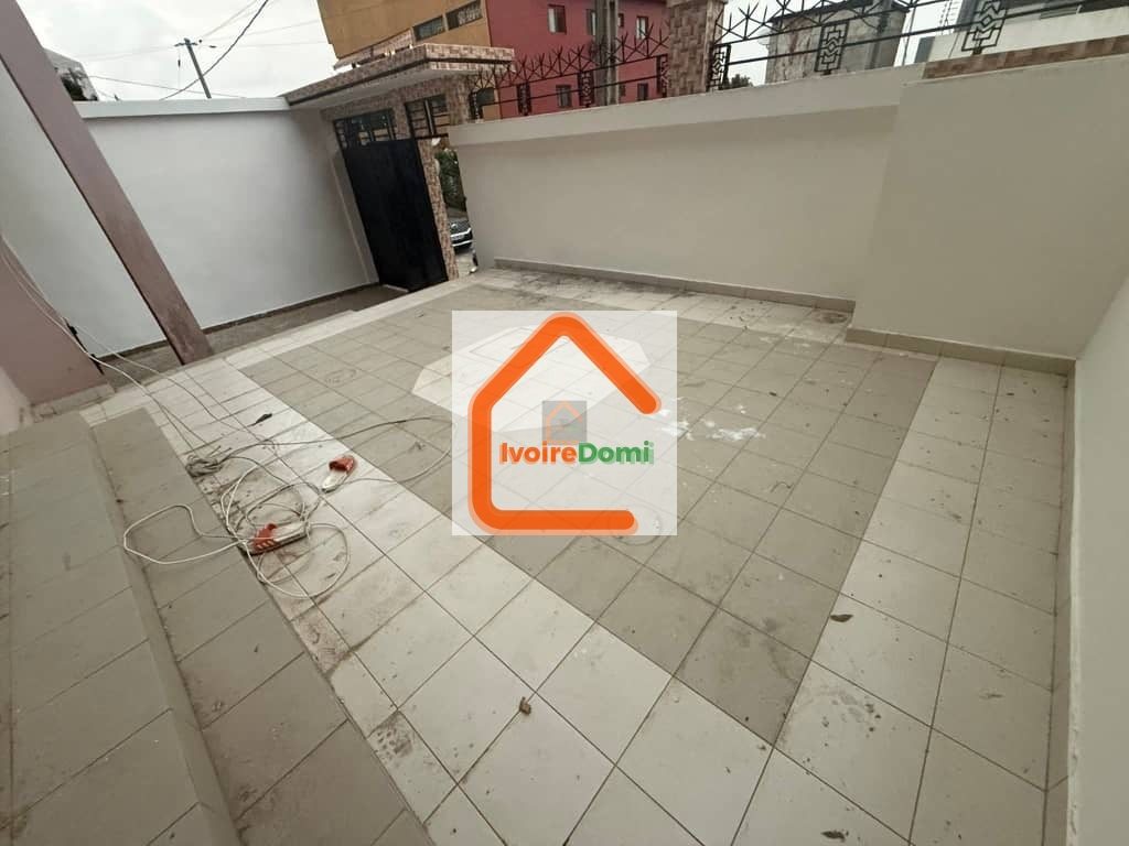 #LOCATION MAGNIFIQUE VILLA DUPLEX DE 6 PIÈCES COUR AVANT ET COUR DISPONIBLE À FAYA