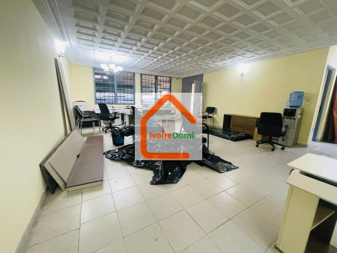 En location Villa Basse 4 pièces avec 2 indépendance cour avant et arrière a ANGRÉ Sicogi