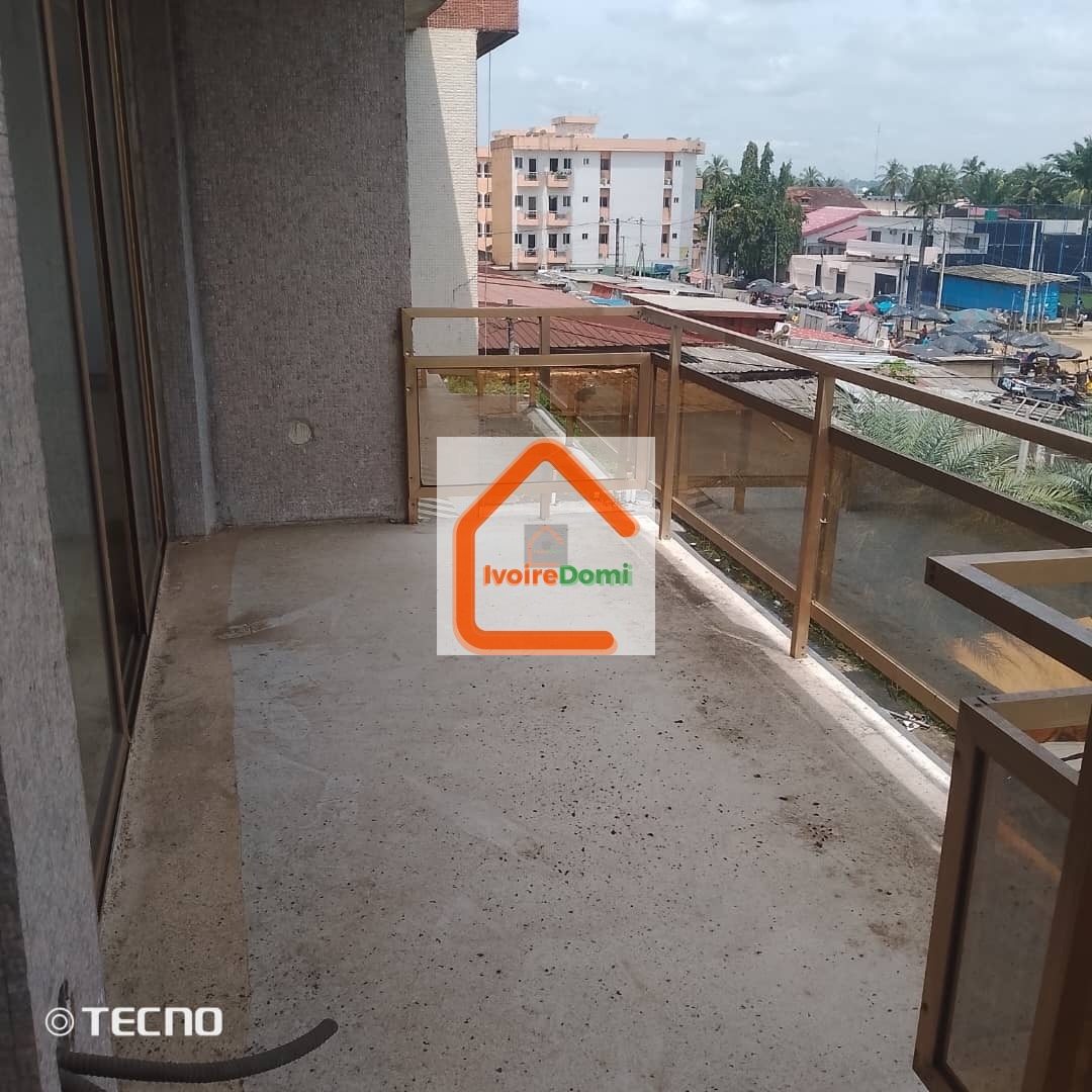 Appartement de 4 pièces à Cocody Vallon : – 3 chambres spacieuses – 1 grand salon