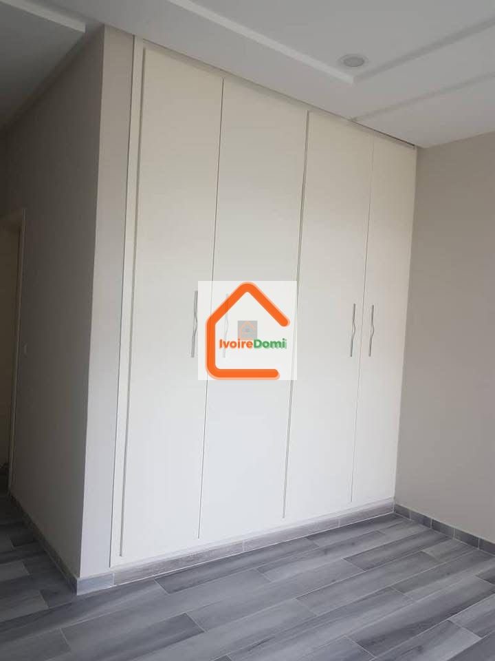 Nous mettons en location cette villa duplex à Cocody Rivièra 4 synacaci 2 !!!! Loyer:
