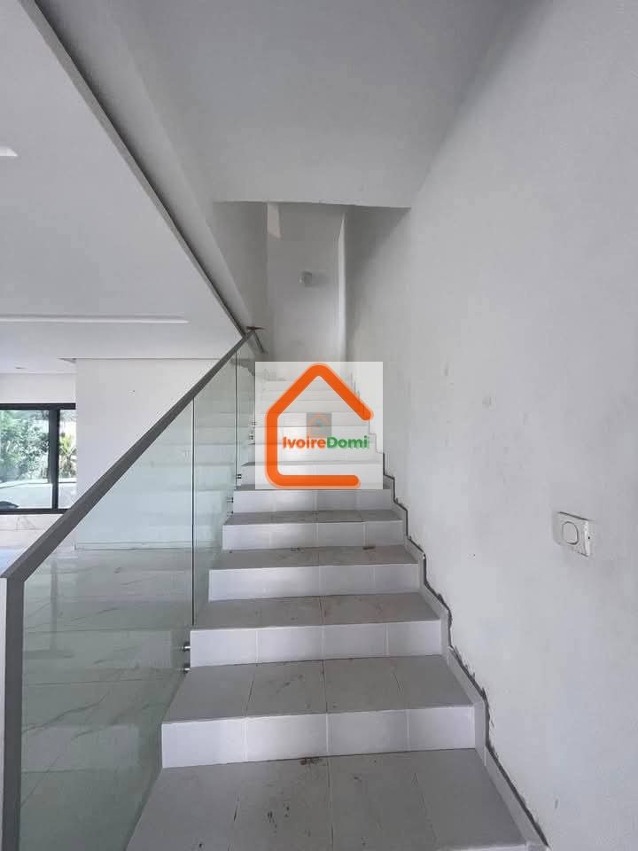 À louer📍BASSAM🏡 TRIPLEX 8 PIÈCES + PISCINE Vivez dans un confort exceptionnel.
