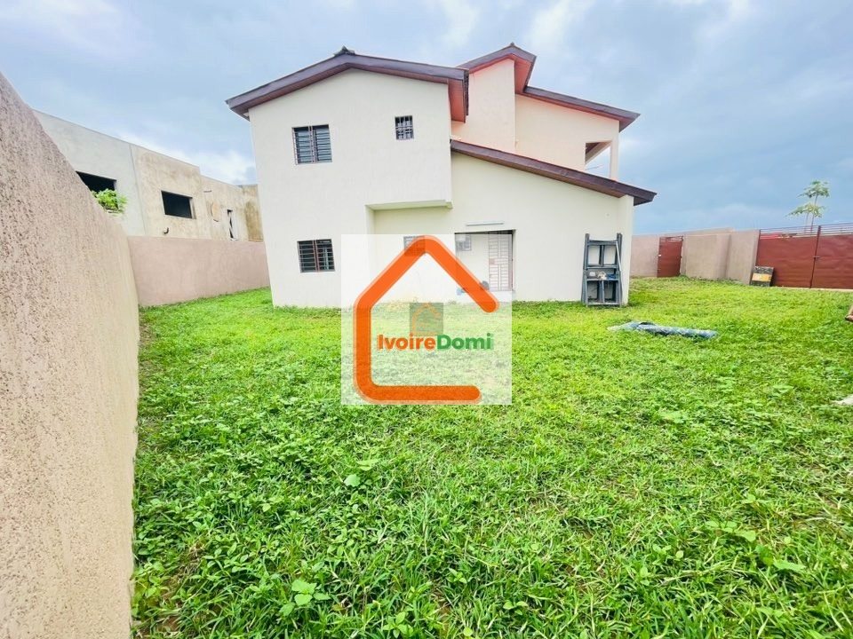 Nous avons une magnifique villa duplex de 4 pièces haut standing à louer à Bingerville