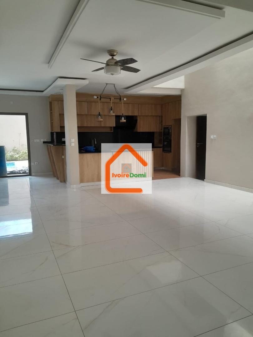 Location: Cocody Riviera 3 synacassi Villa duplex de 11 pièces : 5 chambres autonomes