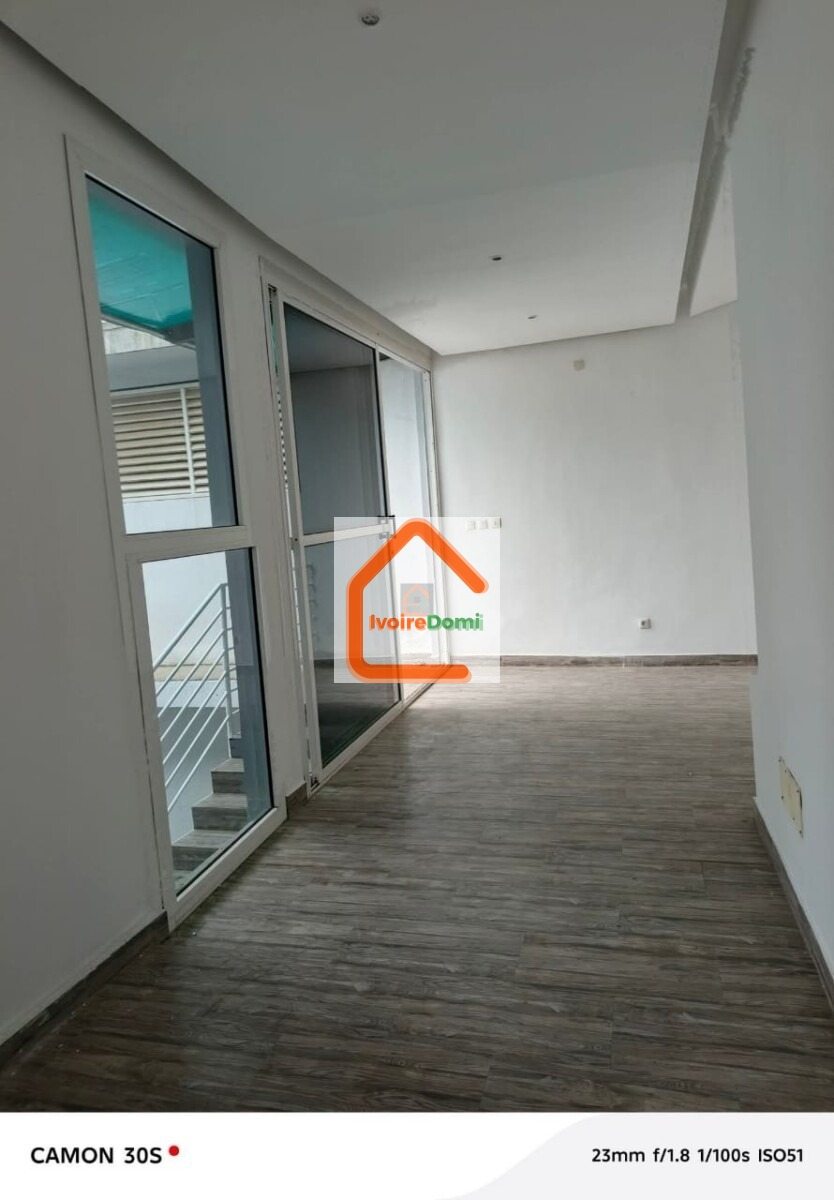 Cocody Riviera4 Mbadon Composition : 03 salons 02 cuisines 04 chambres