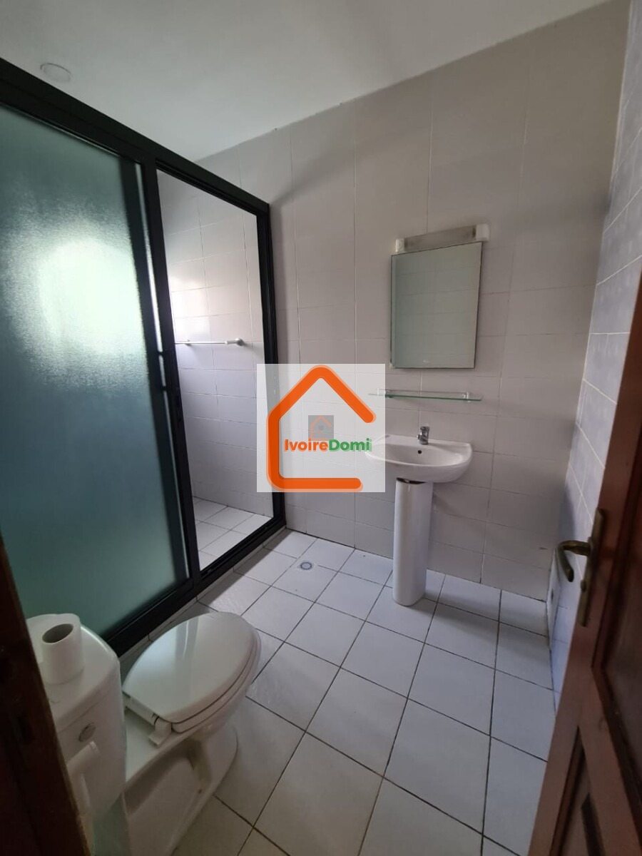 Disponible a angré nouveau chu cité harmonie une duplex composé de Deux grand salon