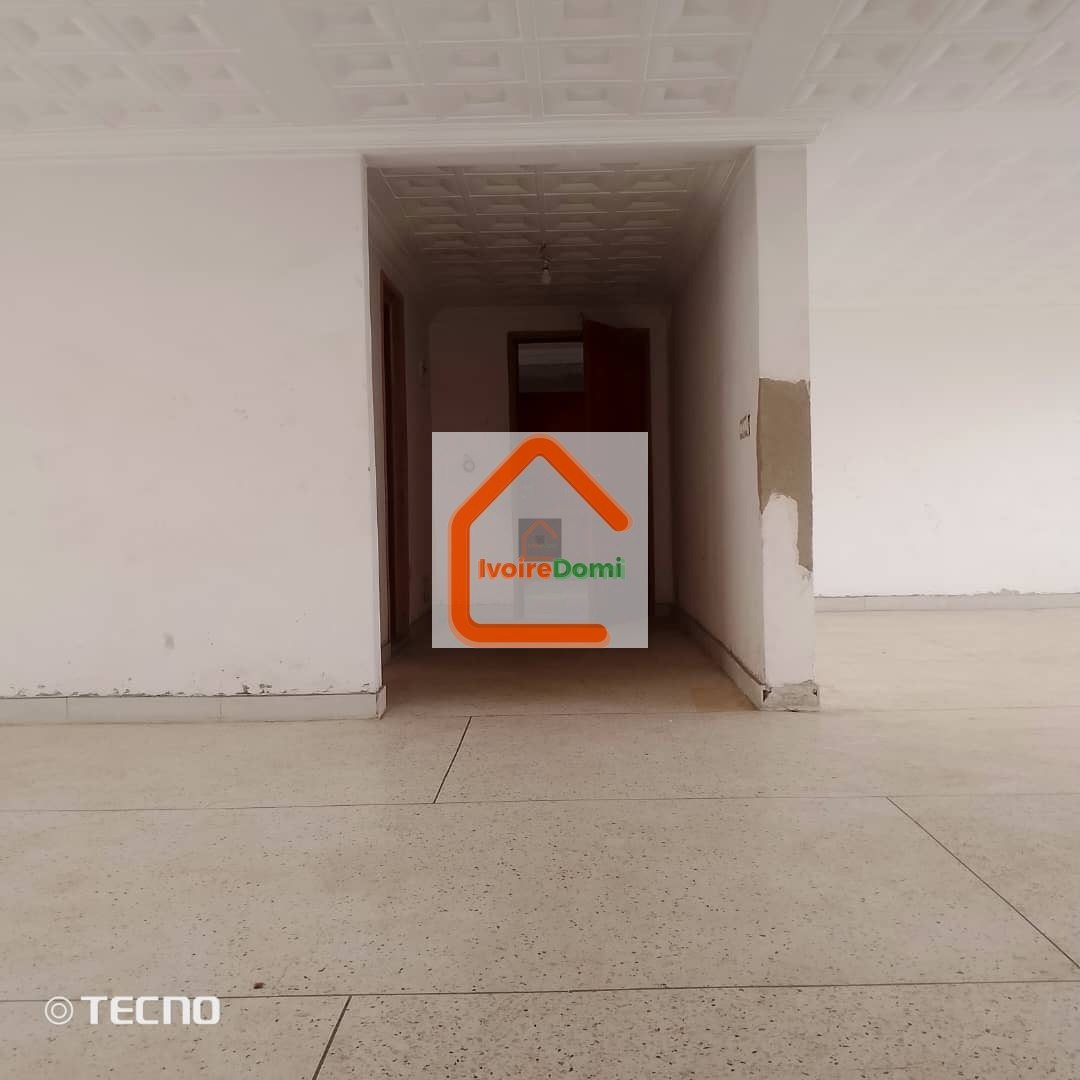 Appartement de 4 pièces à Cocody Vallon : – 3 chambres spacieuses – 1 grand salon