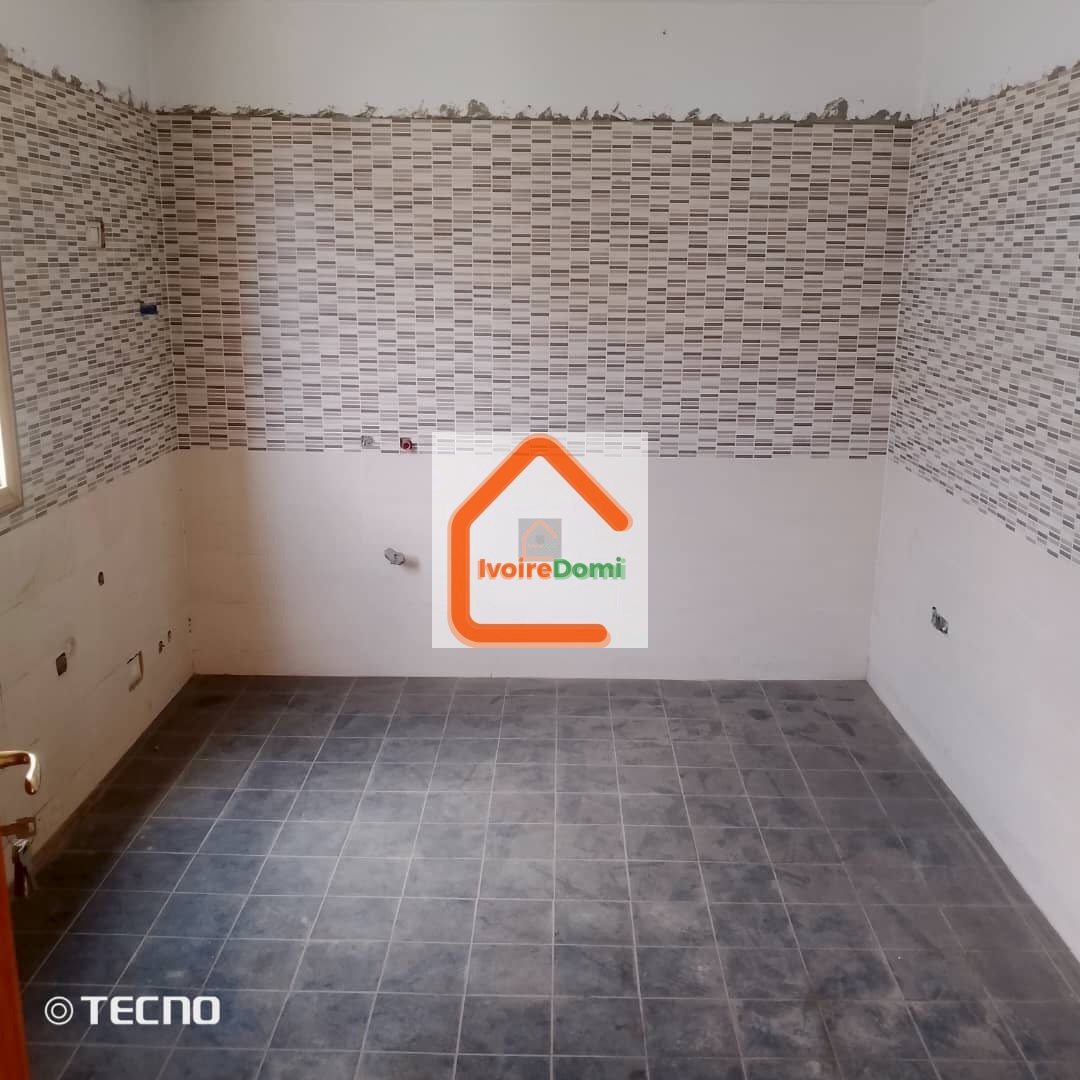Appartement de 4 pièces à Cocody Vallon : – 3 chambres spacieuses – 1 grand salon