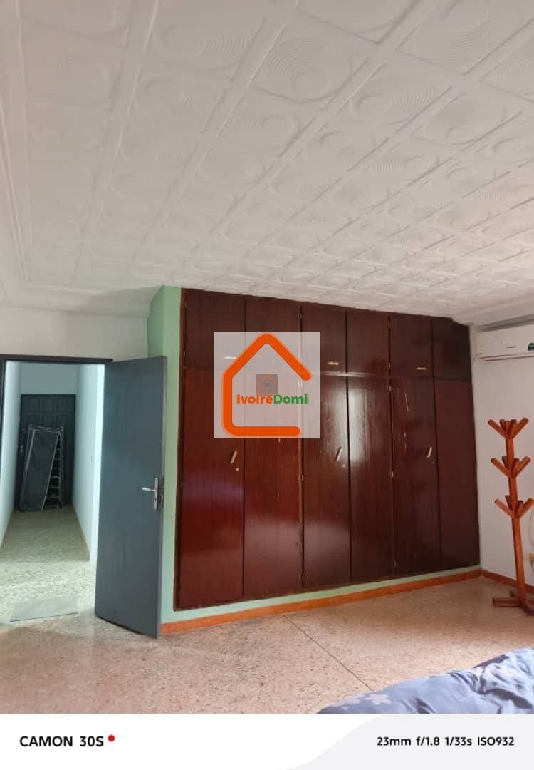VILLA BASSE 5 PIÈCES Cocody Riviéra Bonoumin situé non loin d’Abidjan Mall