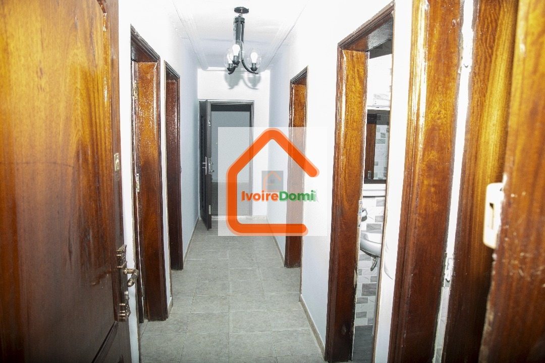 Une belle villa basse de 7 pièces prête à habiter en location. Située à Cocody