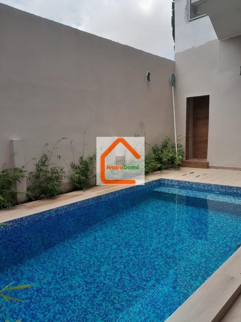 Location: Cocody Riviera 3 synacassi Villa duplex de 11 pièces : 5 chambres autonomes
