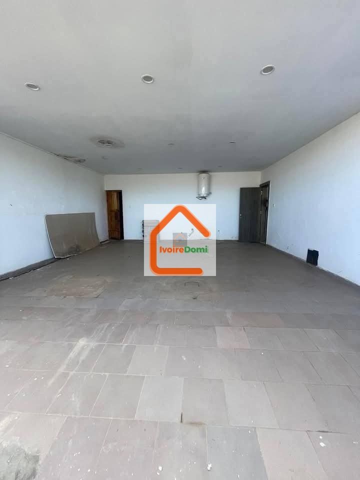 À louer📍BASSAM🏡 TRIPLEX 8 PIÈCES + PISCINE Vivez dans un confort exceptionnel.