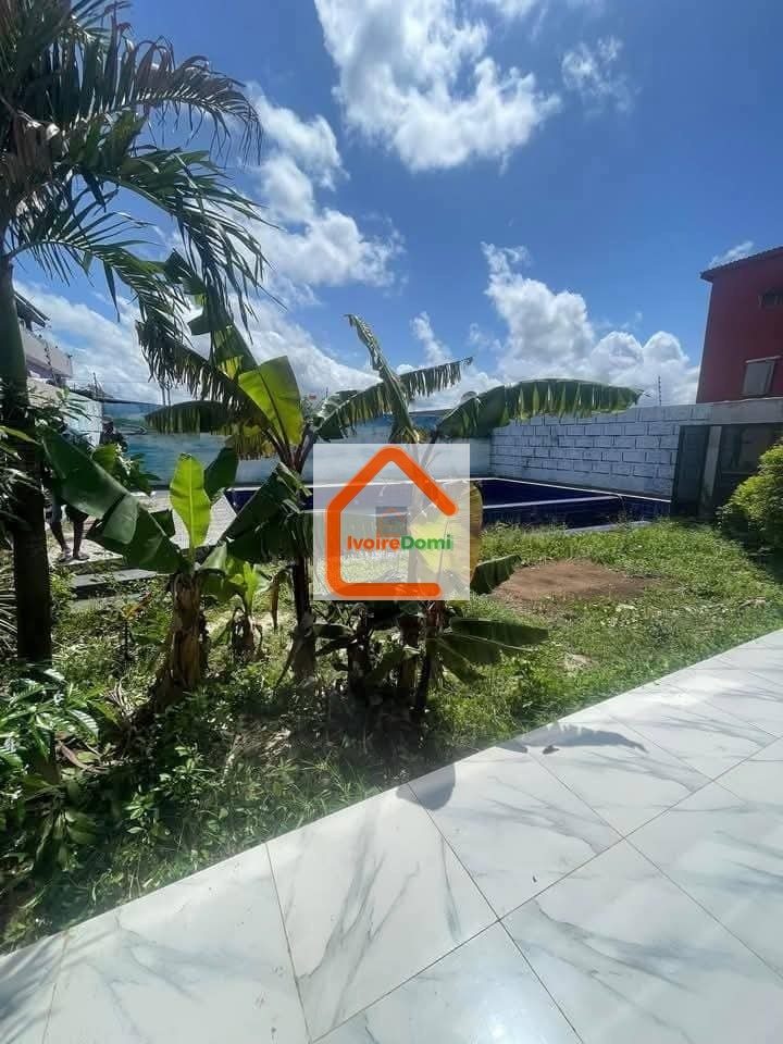 À louer📍BASSAM🏡 TRIPLEX 8 PIÈCES + PISCINE Vivez dans un confort exceptionnel.