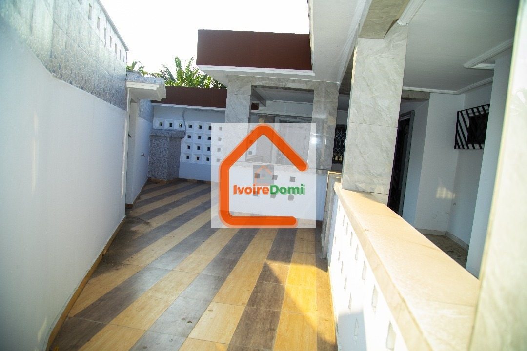 Une belle villa basse de 7 pièces prête à habiter en location. Située à Cocody