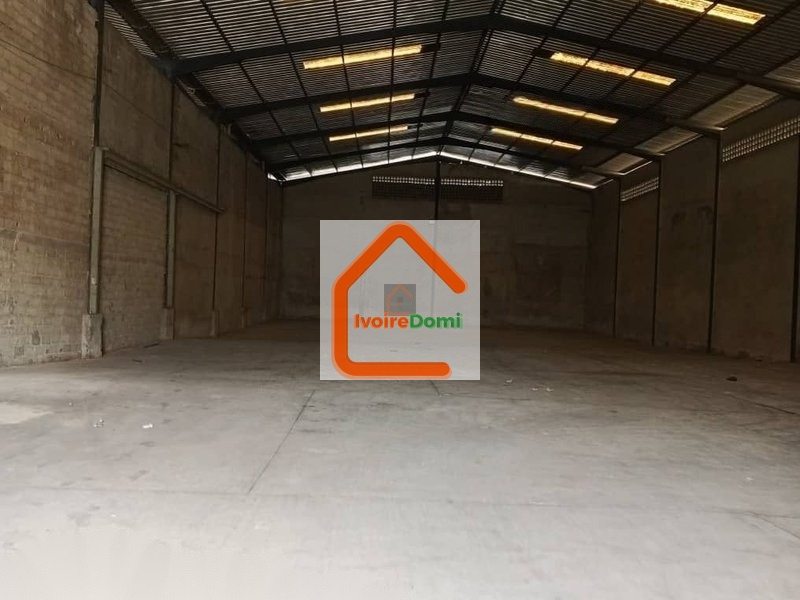 Entrépôt + pont bascule 9500 m2 à la nouvelle zone industrielle de Yopougon