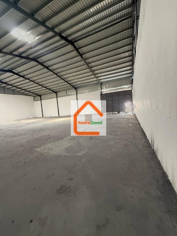 Entrépôt 10.000 m2 + pont bascule -Sone portuaire d’abidjan