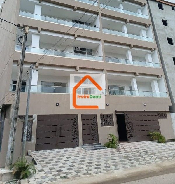 À marcory zone 4 immeuble inachevé R+8 permis R+12 avec ACD