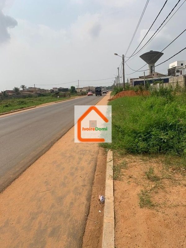 Terrain commercial 800m² -Grand-bassam