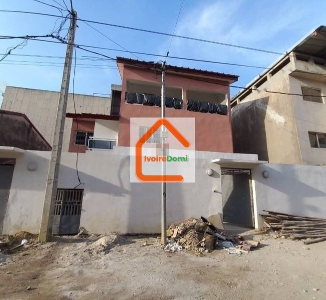 Vente villa triplex 6 pièces à Cocody-angré