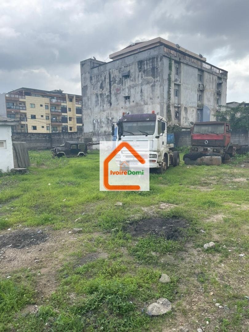 3 Lots de 740 m² en vente à Angré