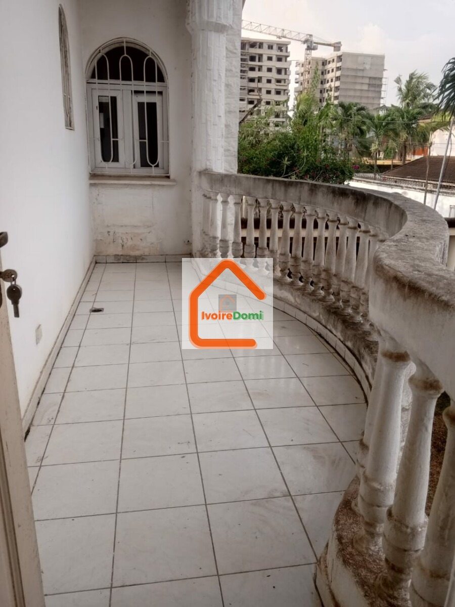 Une somptueuse villa duplex de 5 pièces avec un garage, un jardin à Cocody Angré dans une cité